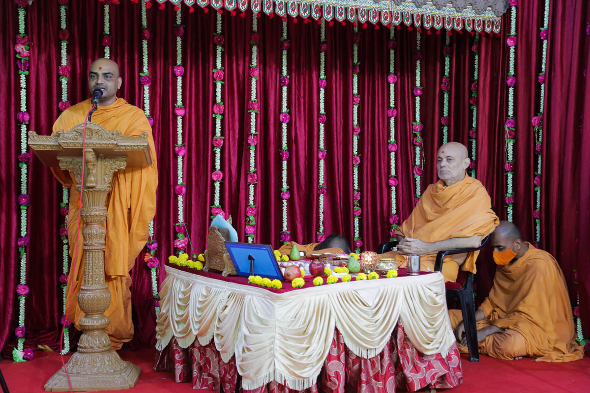 Pujya Viveksagar Swami performs rituals during the 'Global Mahapuja: Prayers for the Deceased' 