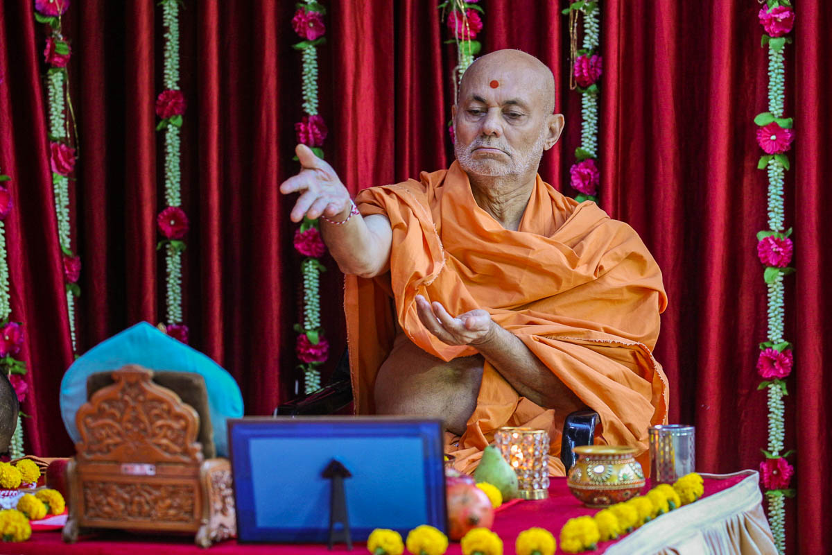 Pujya Viveksagar Swami performs mahapuja rituals