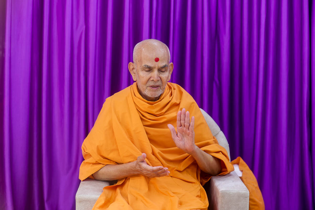 Swamishri chants the Swaminarayan dhun in the afternoon assembly