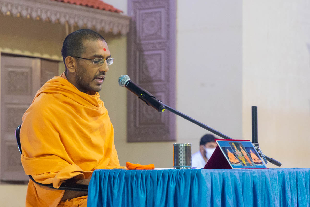 Vedantpriya Swami addresses the morning assembly