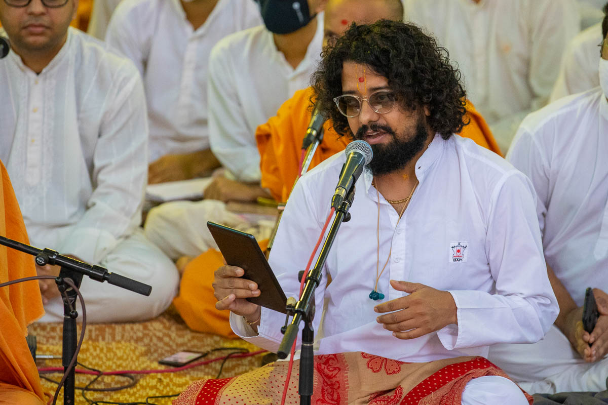 A youth sings a kirtan in Swamishri's daily puja