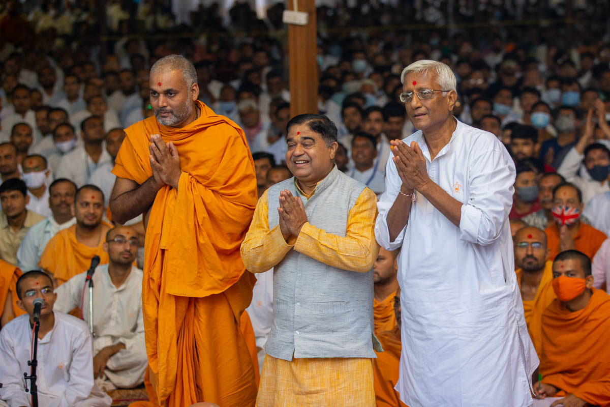 A sadhu and devotees doing darshan of Swamishri