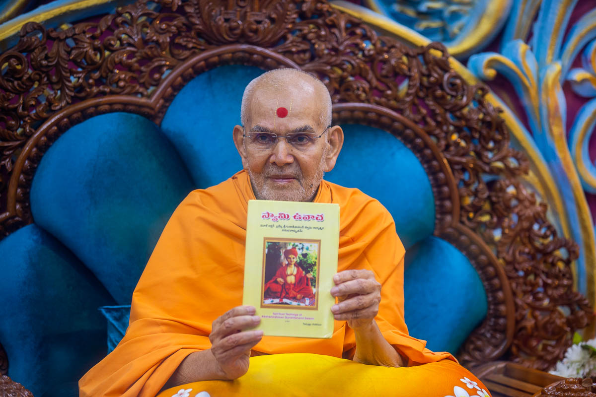 Swamishri inaugurates a print publication: 'Swamini Vato' in Telugu