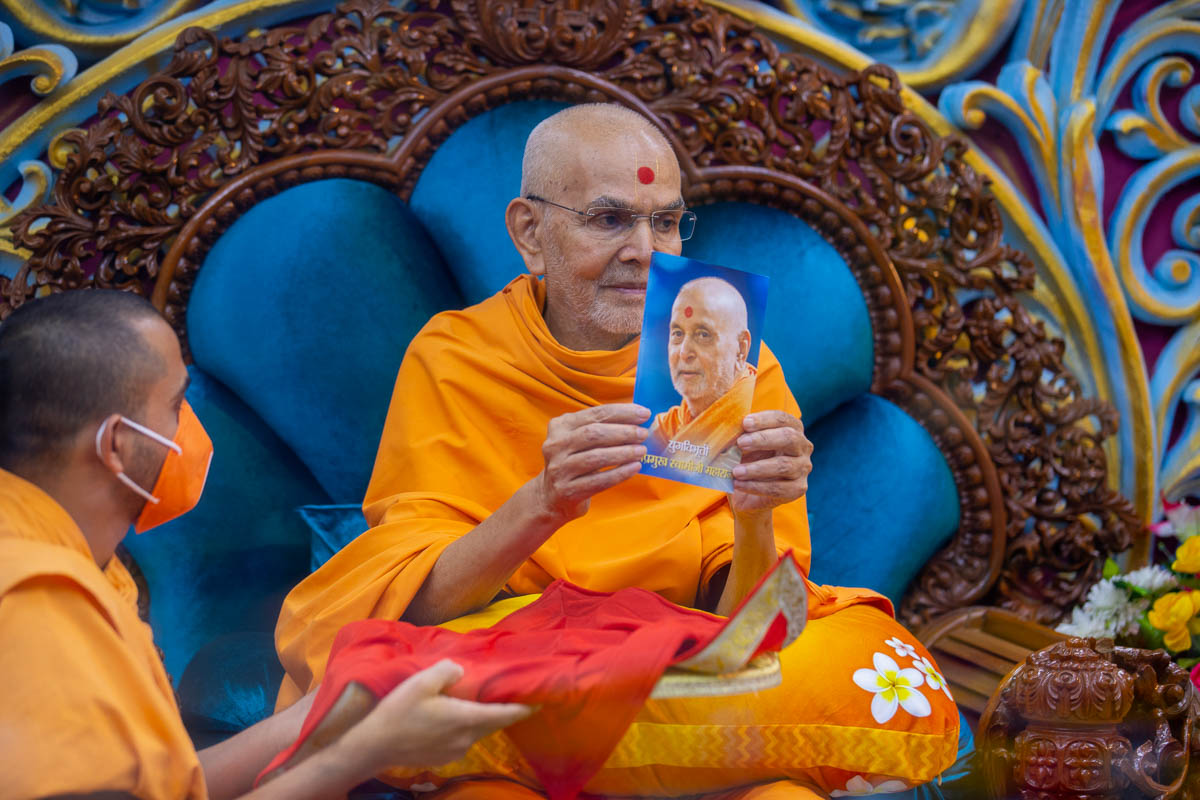Swamishri inaugurates a print publication: 'Yugvibhuti Pramukh Swami Maharaj' in Marathi
