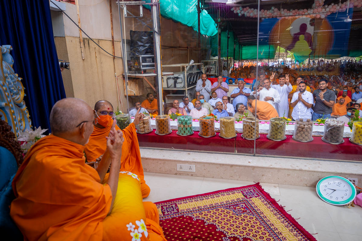 Devotees doing darshan of Swamishri