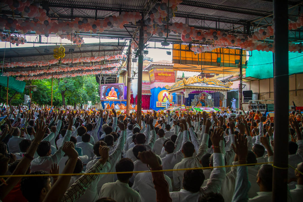 Sadhus, sadhaks and devotees hail 'Swaminarayan Bhagwan ni jai'
