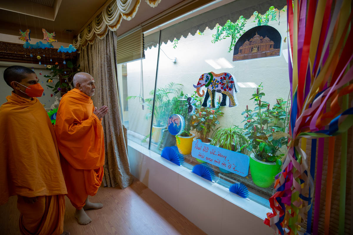 Swamishri observes decorations
