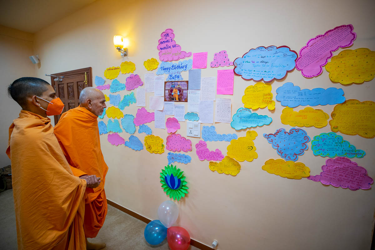 Swamishri reads birthday prayers