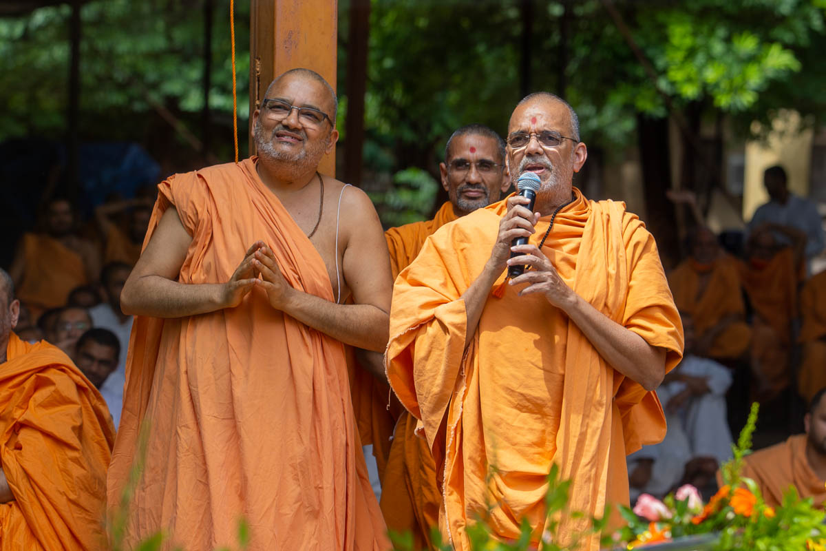 Narayanmuni Swami in conversation with Swamishri