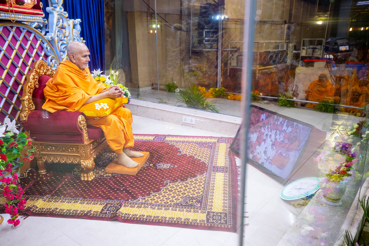 Swamishri during the evening assembly
