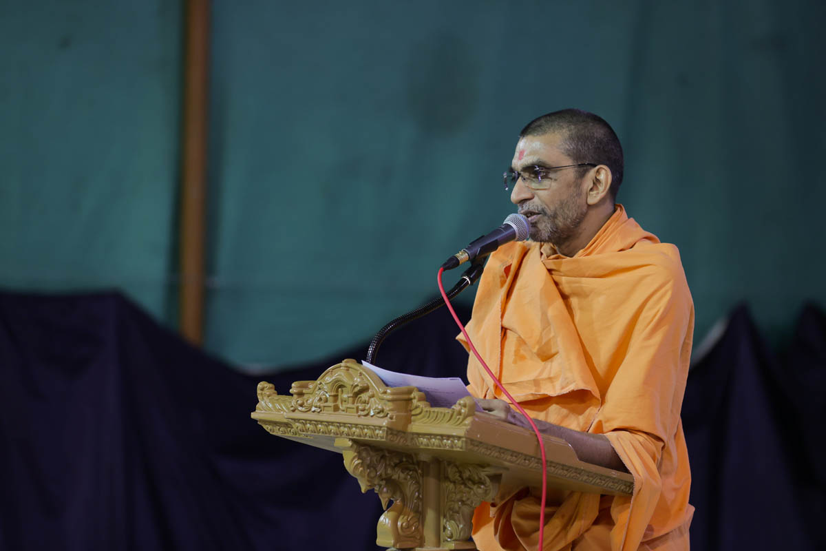Adarshjivan Swami addresses the evening assembly