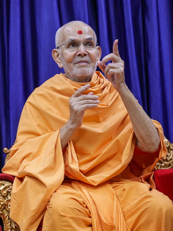 Swamishri interacts with Pujya Kothari Swami