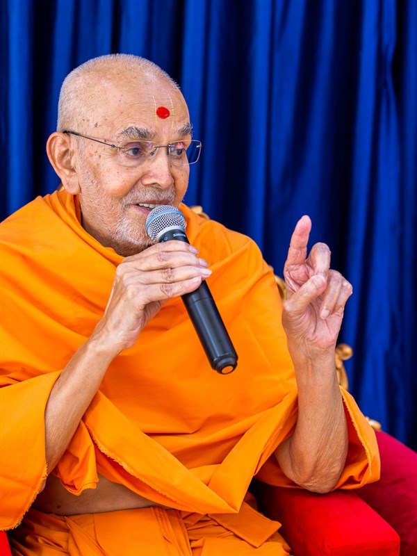 Swamishri blesses sadhaks