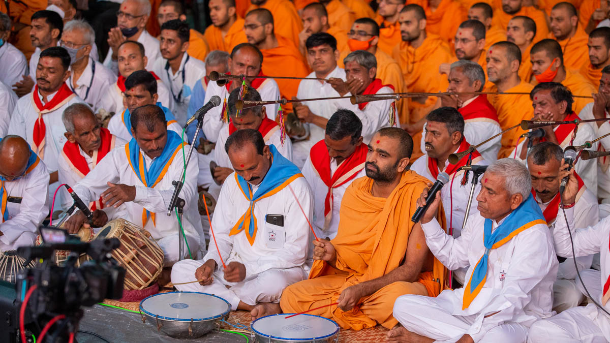 Devotees from Badalpur sing kirtans in Swamishri's morning puja