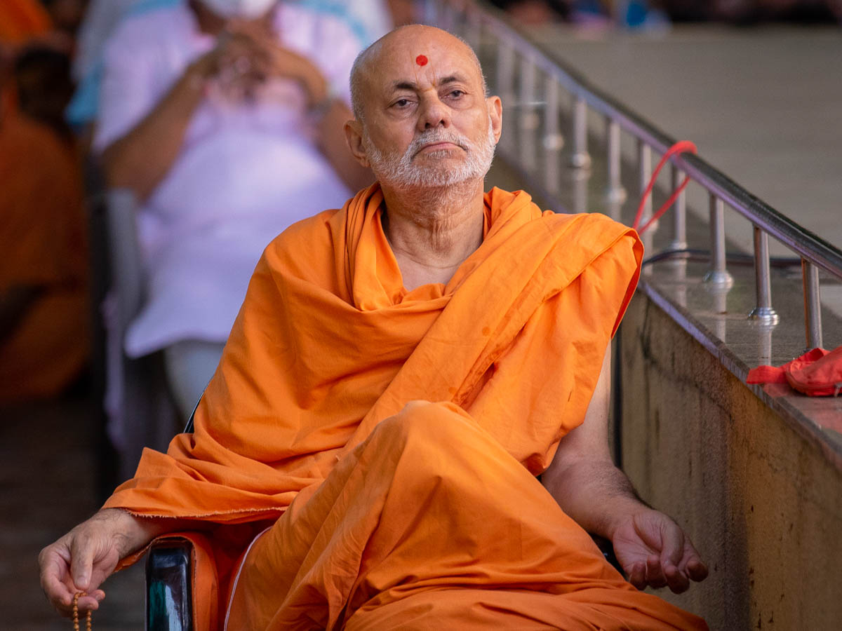 Pujya Viveksagar Swami doing Swamishri's puja darshan
