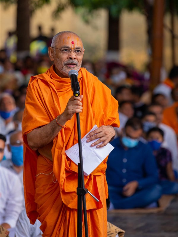 Shrutiprakash Swami addresses the assembly