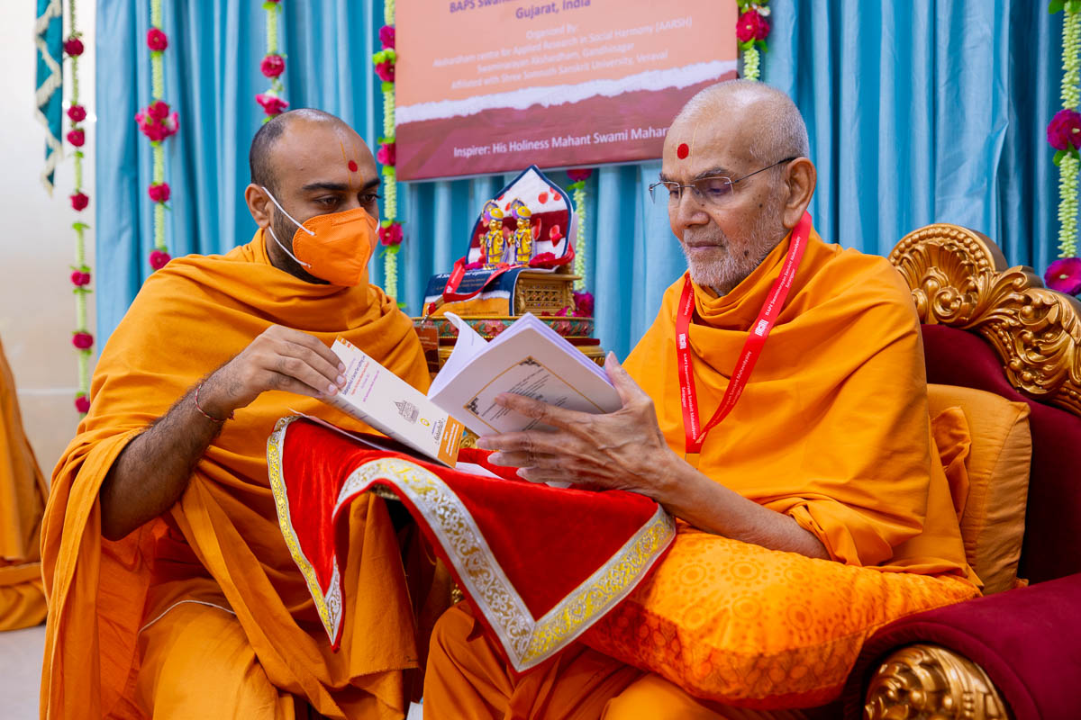 Swamishri observes books