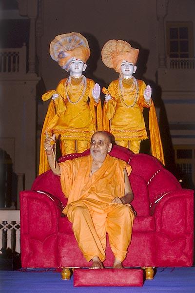 Swamishri attends the satsang assembly after his arrival to Jaipur 