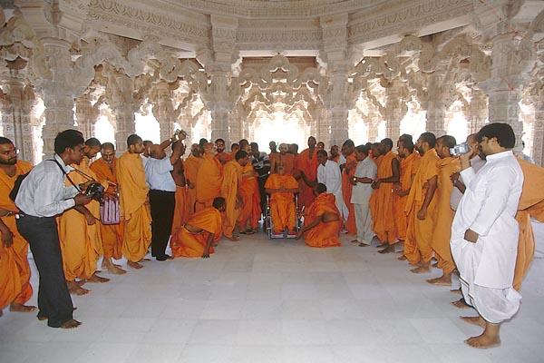        Swamishri observes the mandir dome, sinhasan and pradakshina 