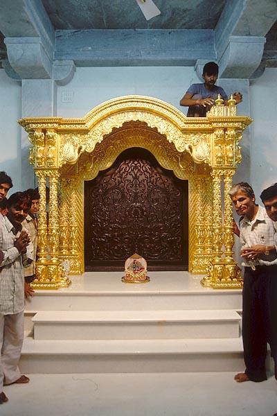        Swamishri observes the mandir dome, sinhasan and pradakshina 