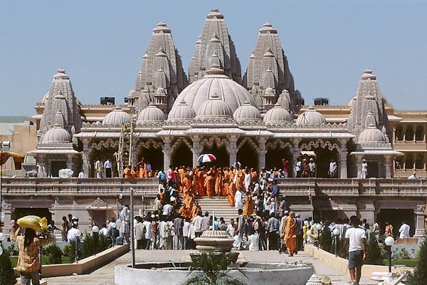  Swamishri visits the mandir and its grounds