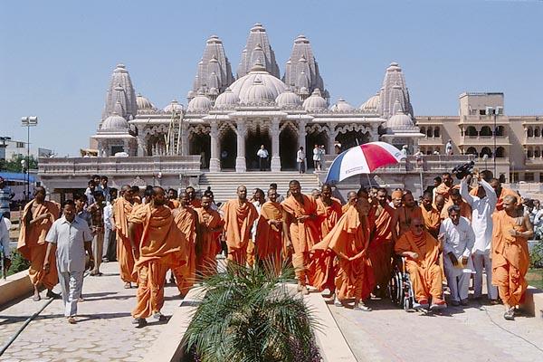  Swamishri visits the mandir and its grounds