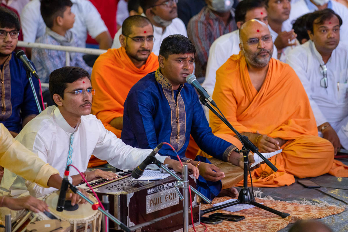Youths from Rajkot sing kirtans in Swamishri's daily puja