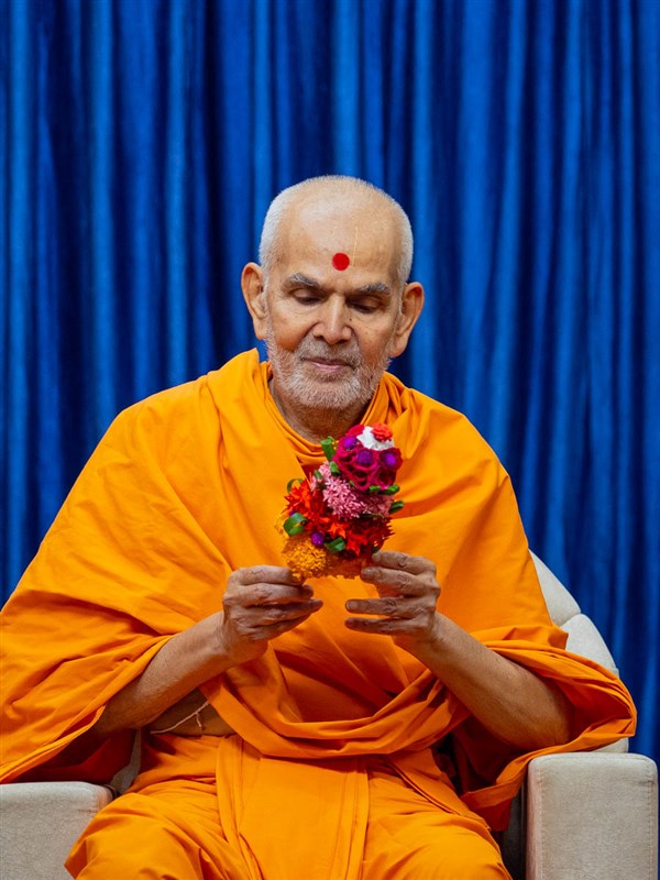 Swamishri observes a flower chhadi