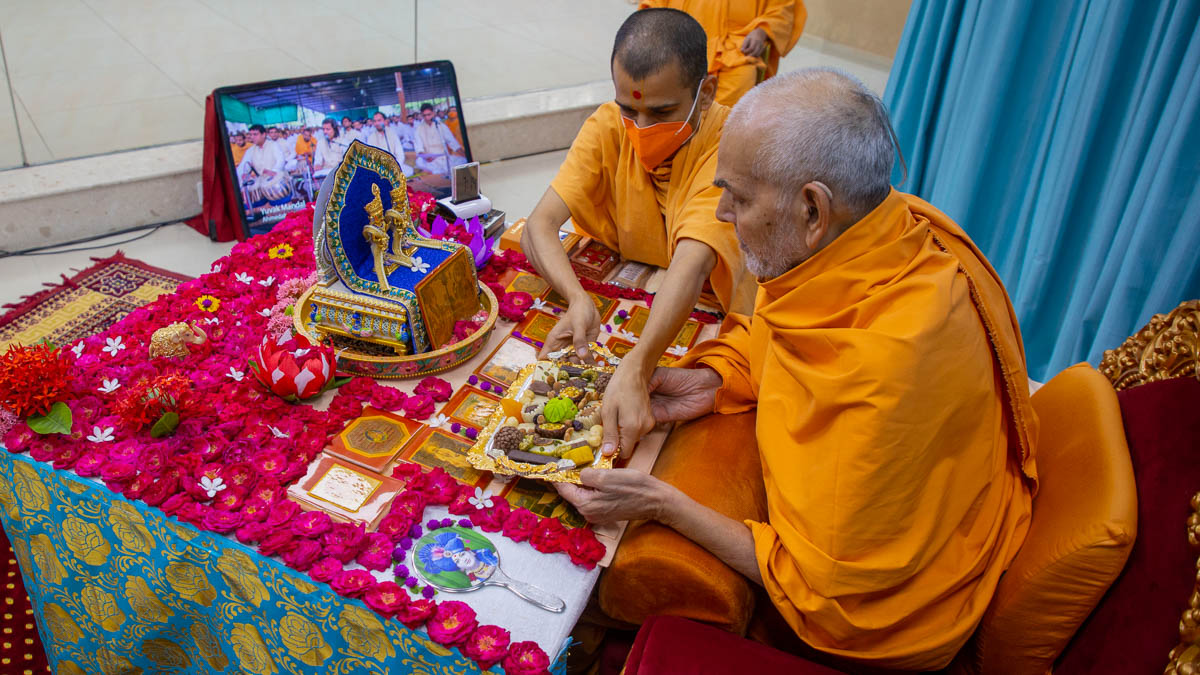 Swamishri offers thal to Shri Nilkanth Varni
