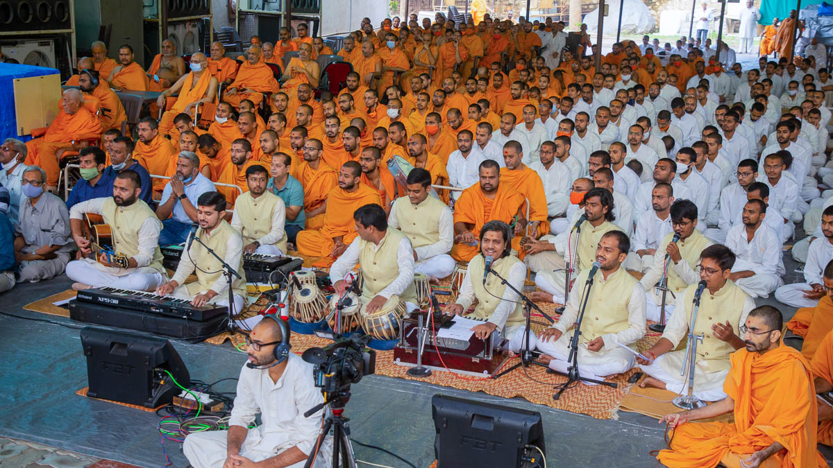 Youths from Ahmedabad sing kirtans in Swamishri's daily puja