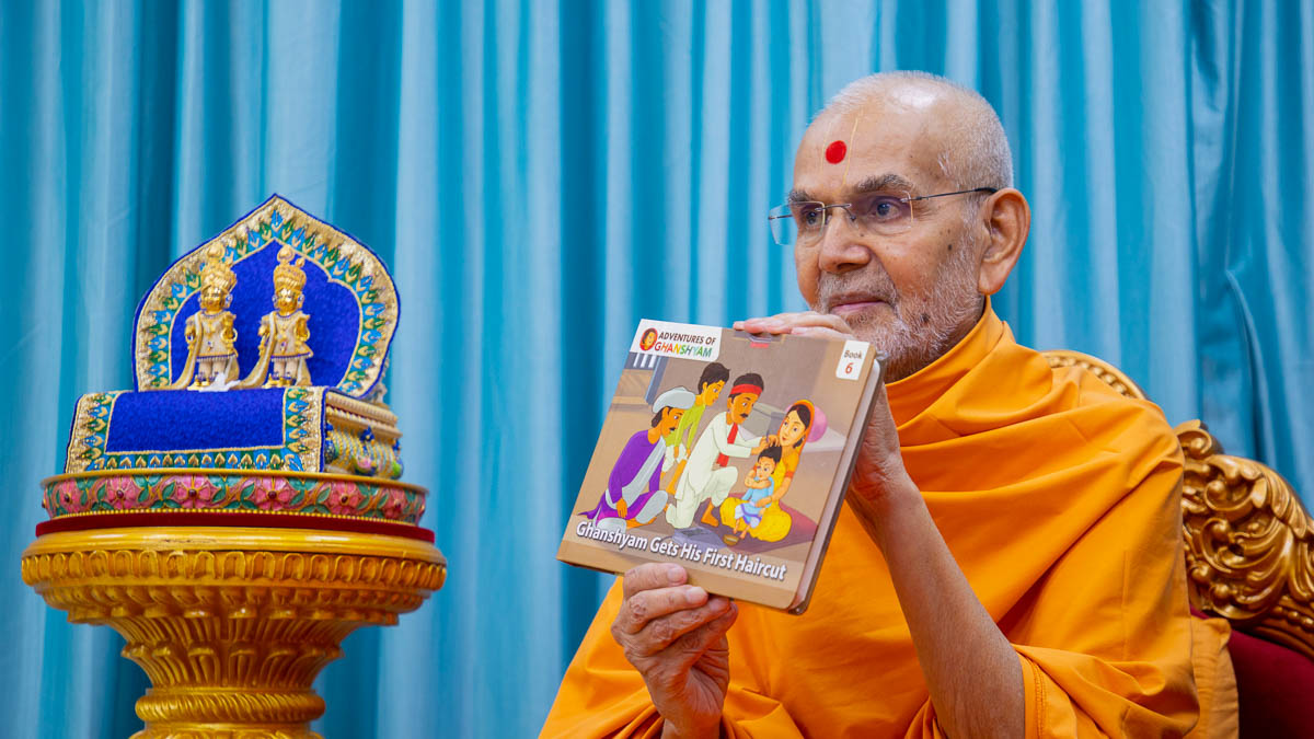 Swamishri inaugurates English print publications: 'Adventures of Ghanshyam' Parts 5, 6 and 7