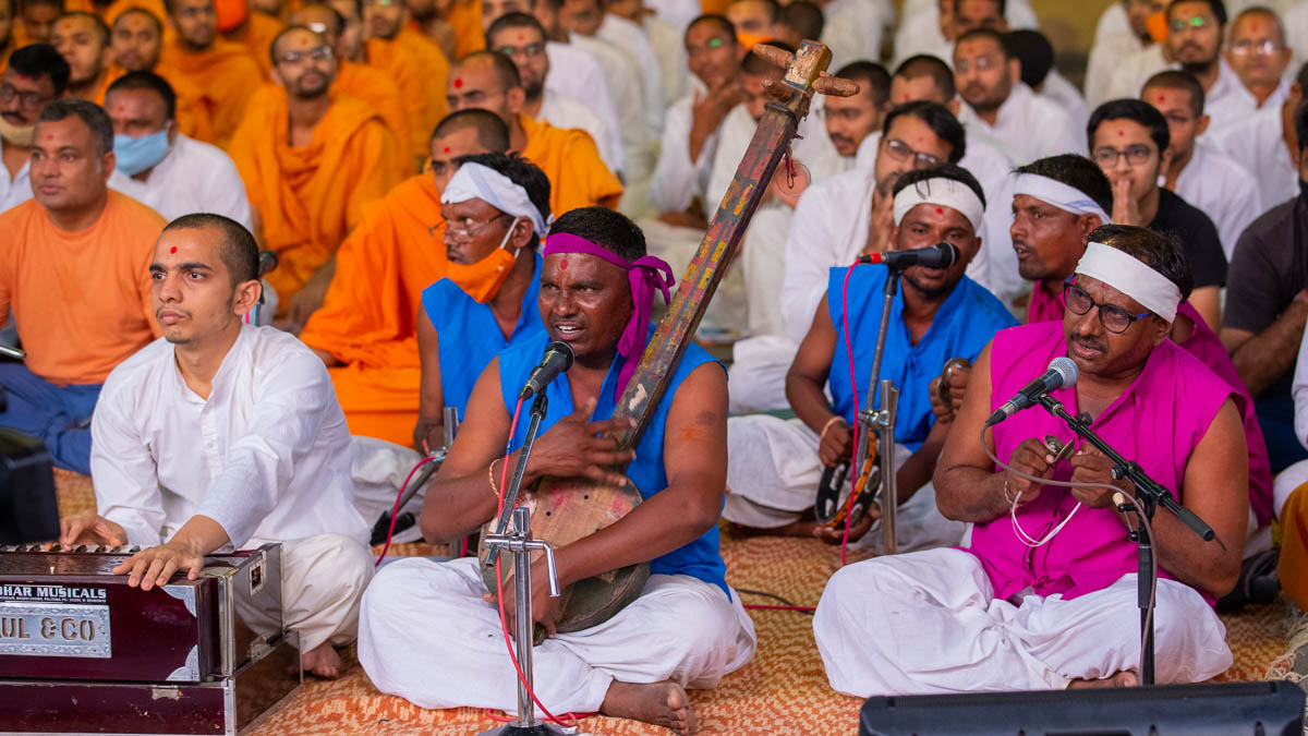 Tribal devotees from Poshina, sing kirtans in Swamishri's morning puja