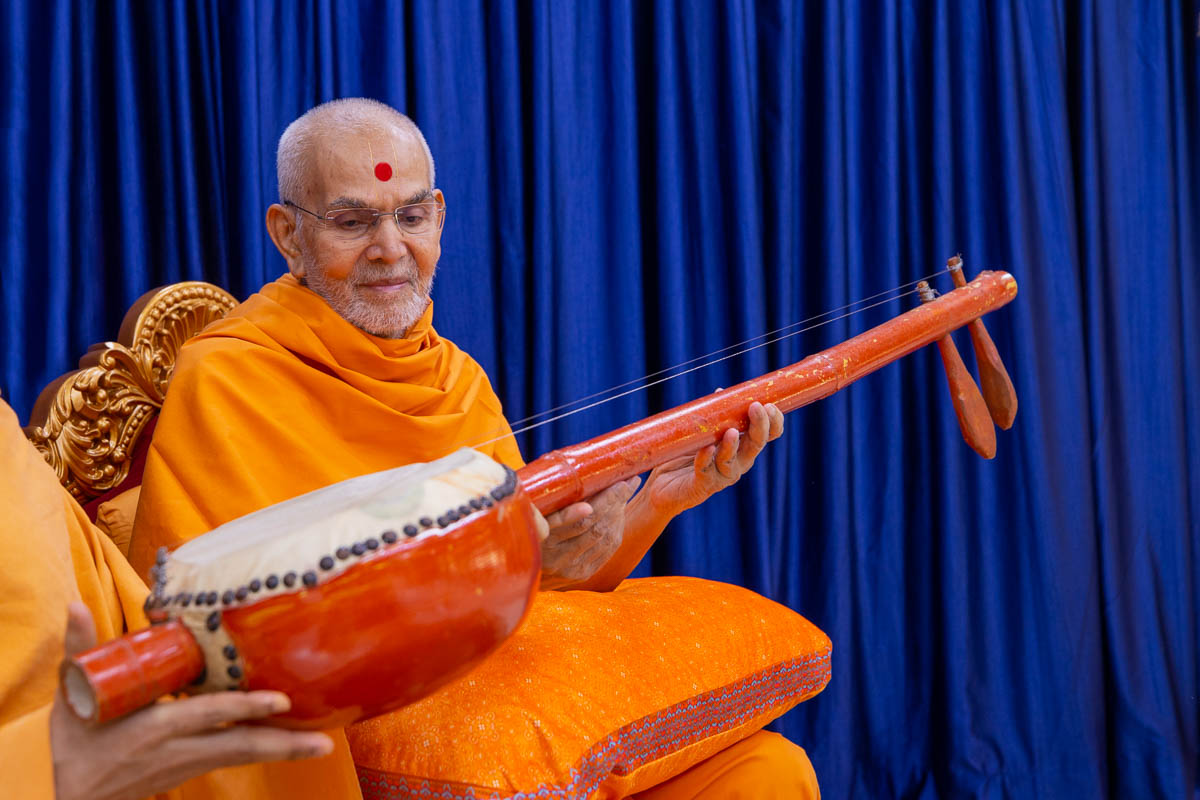 Swamishri sanctifies a musical instrument