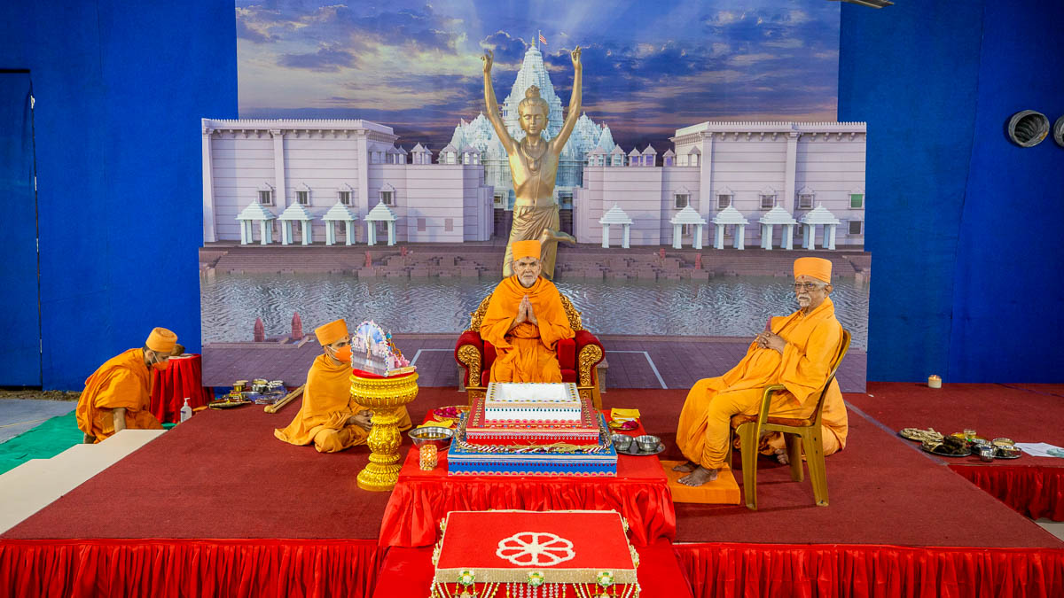 Swamishri and Pujya Swayamprakash Swami (Doctor Swami) participate in the yagna for the Murti Sthapan of Tapomurti Shri Nilkanth Varni, Robbinsville, NJ, USA