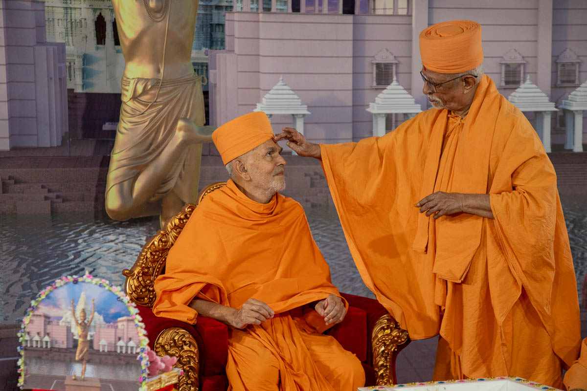 Pujya Doctor Swami performs pujan of Swamishri