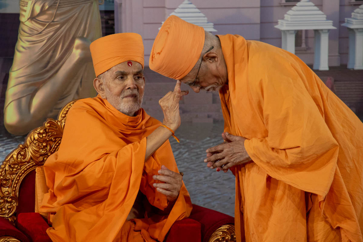 Swamishri applies chandlo to Pujya Doctor Swami