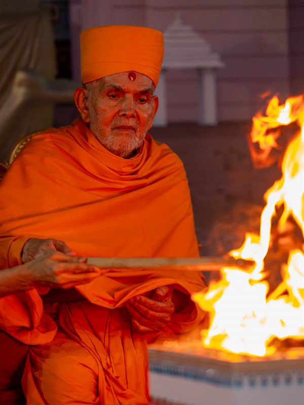Swamishri performs the yagna rituals