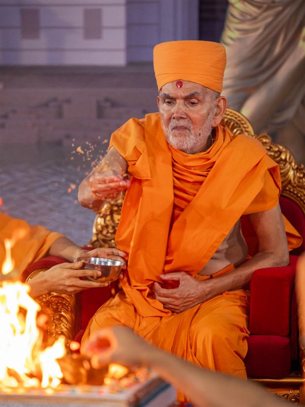 Swamishri performs the yagna rituals