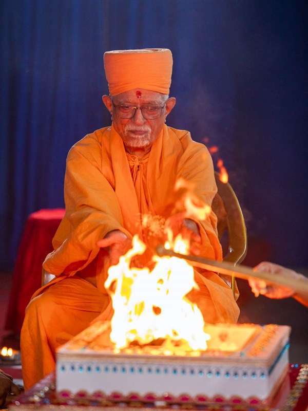 Pujya Doctor Swami performs the yagna rituals