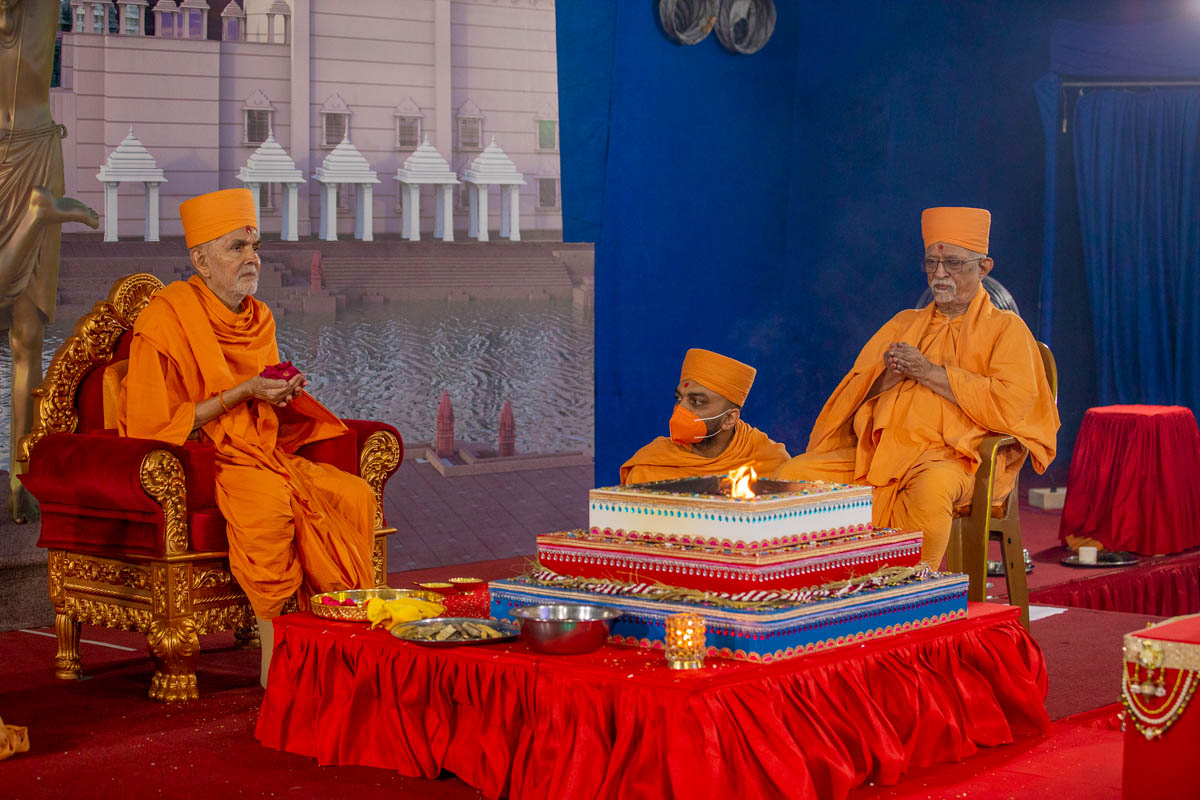 Swamishri and Pujya Doctor Swami offer mantra-pushpanjali