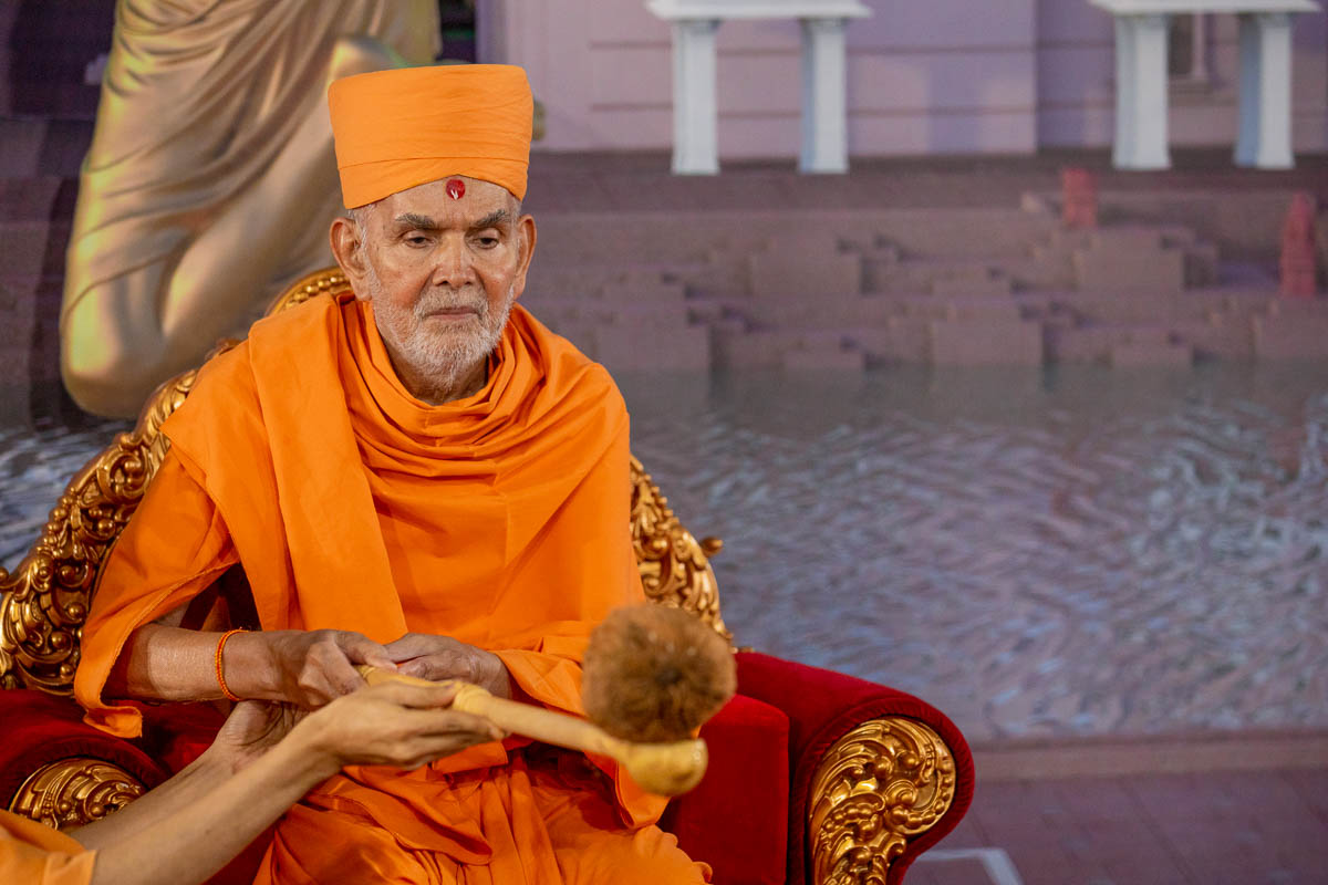 Swamishri offers ahutis (oblations) in the yagna kund