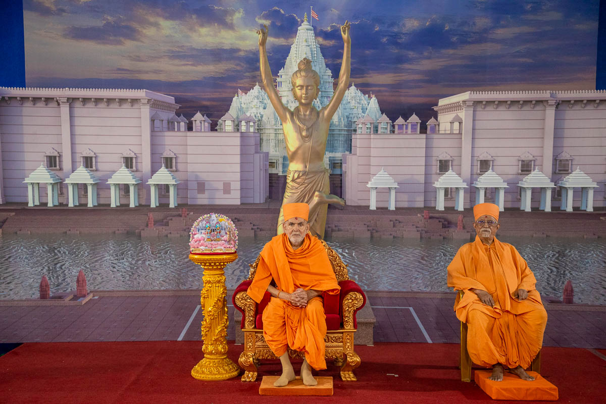 Swamishri and Pujya Doctor Swami during the assembly