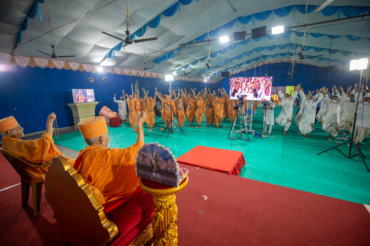 Sadhus and sadhaks perform tap ni mala in honor of Shri Nilkanth Varni