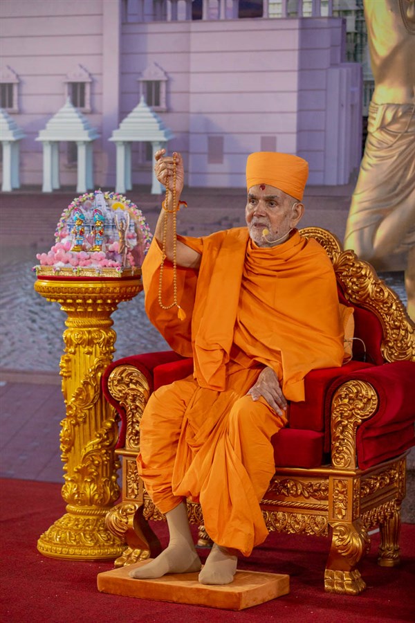Swamishri performs a mala