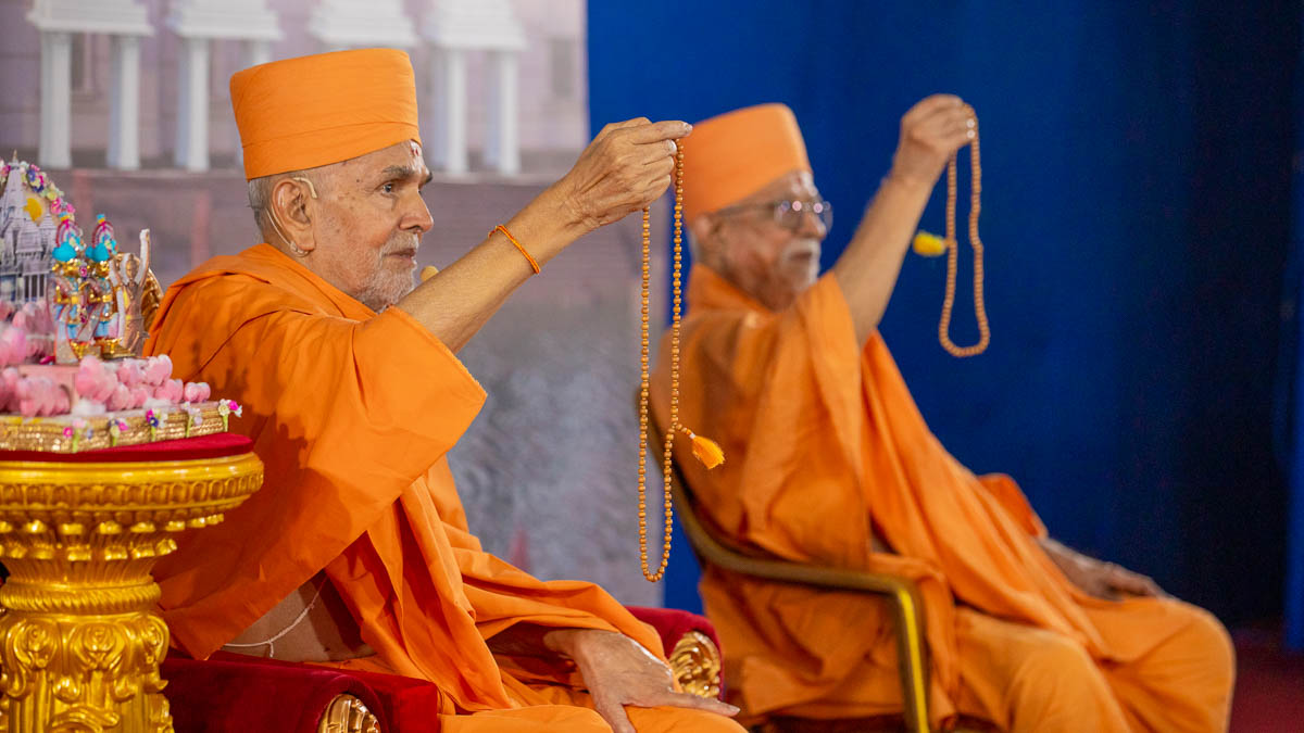 Swamishri and Pujya Doctor Swami perform a mala
