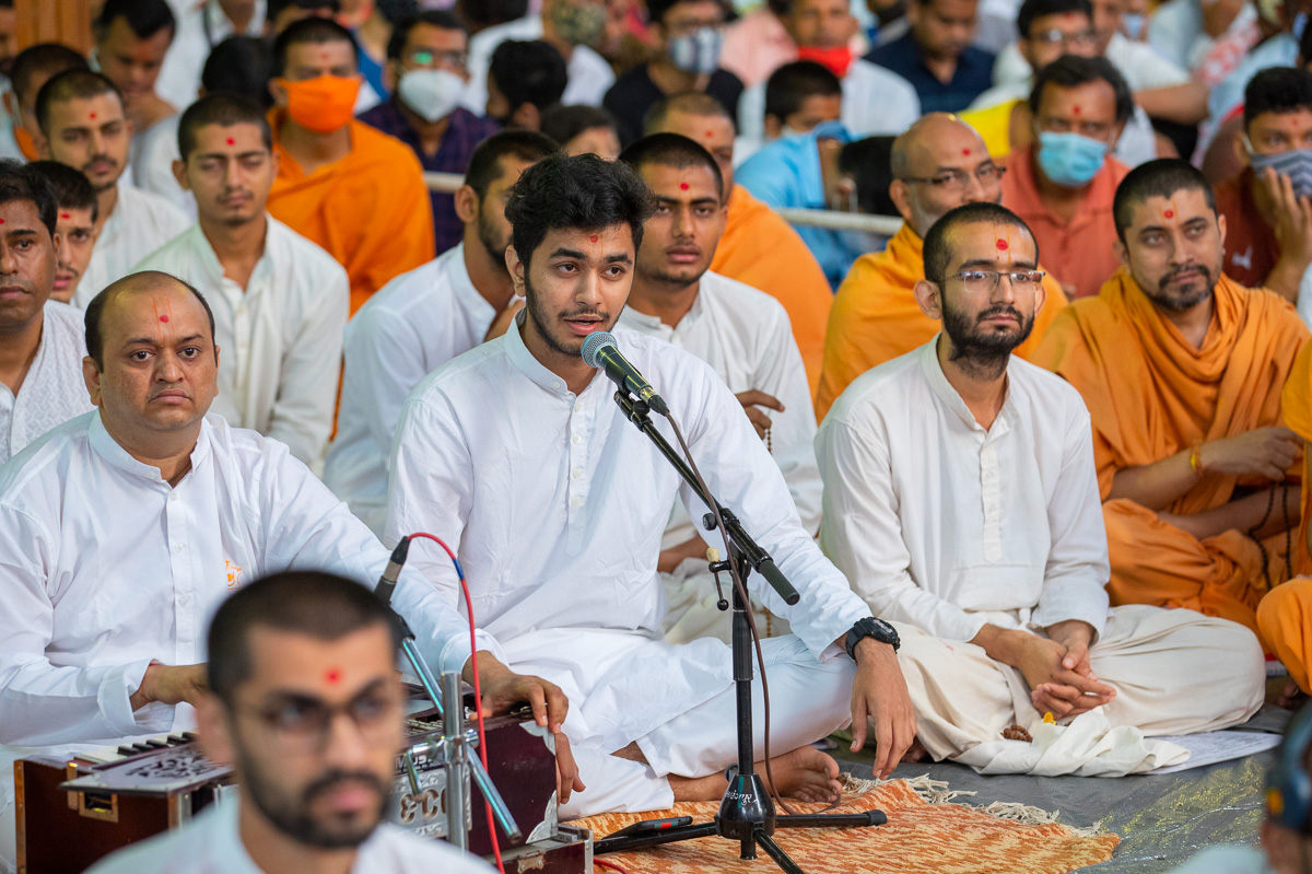 Youths from Mumbai sing kirtans in Swamishri's daily puja