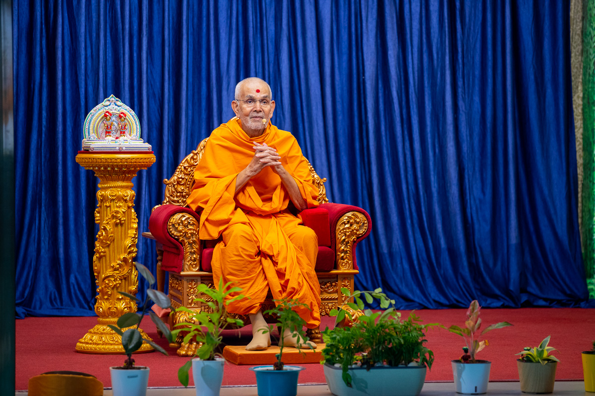Swamishri in conversation with sadhus and devotees from Robbinsville, via video conference