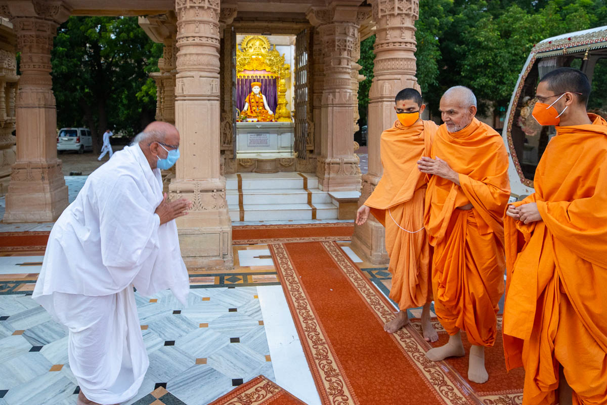 Swamishri arrives for darshan at the Yagnapurush Smruti Mandir