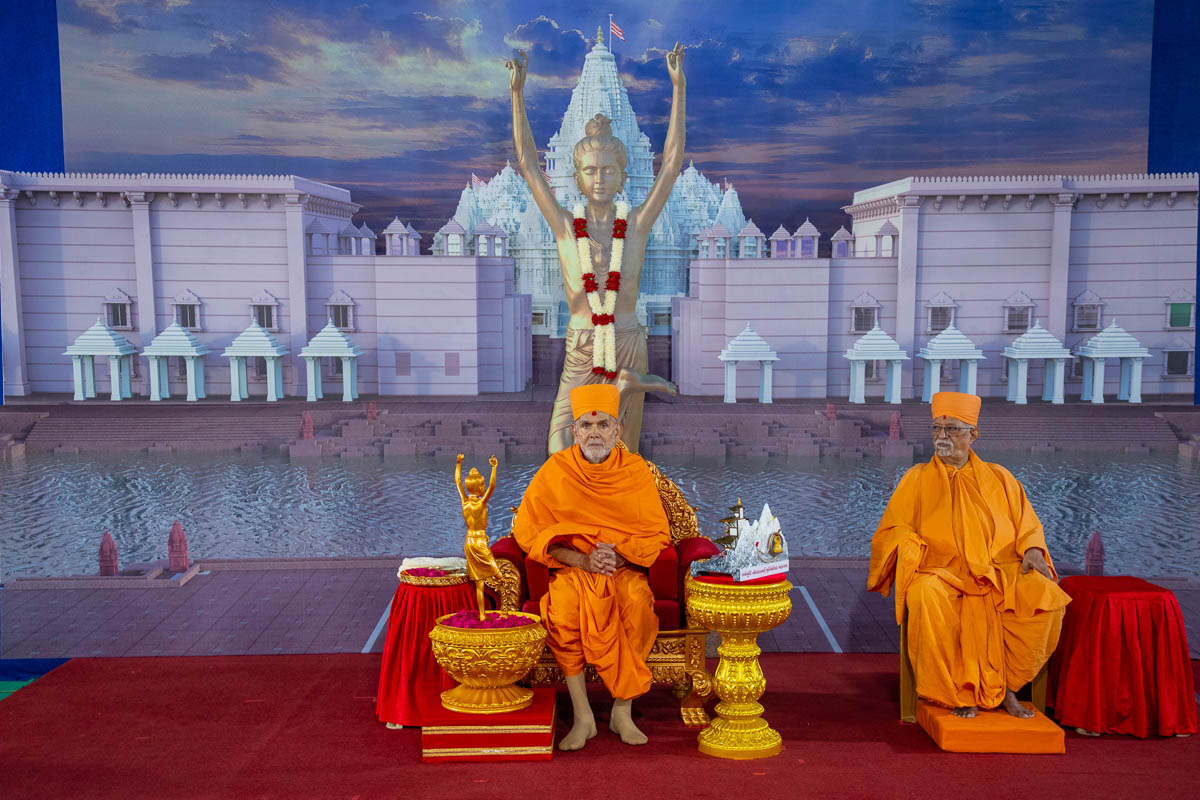 Swamishri and Pujya Swayamprakash Swami (Doctor Swami) during the murti-pratishtha rituals of Tapomurti Shri Nilkanth Varni, Robbinsville, NJ, USA, via video conference