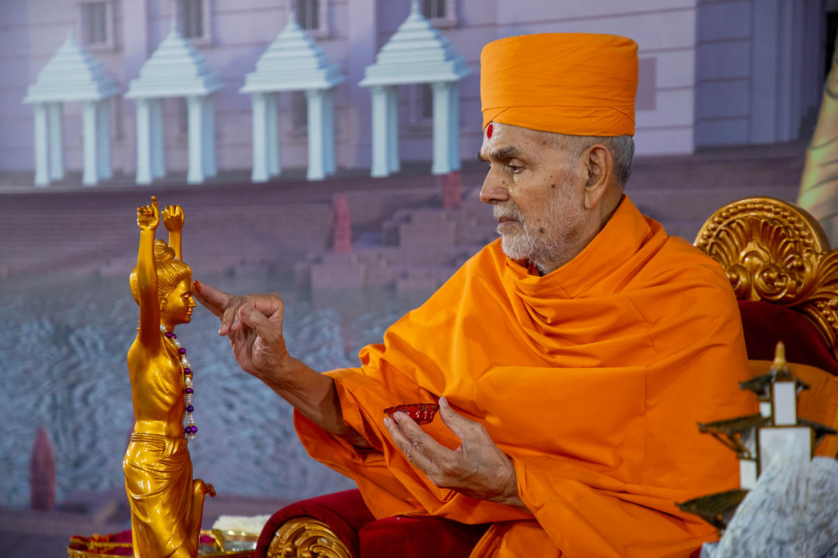 Swamishri applies chandan archa to Shri Nilkanth Varni